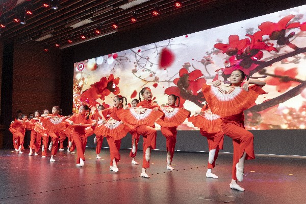 粤语童谣舞蹈《英雄城 少年路》1_副本.jpg