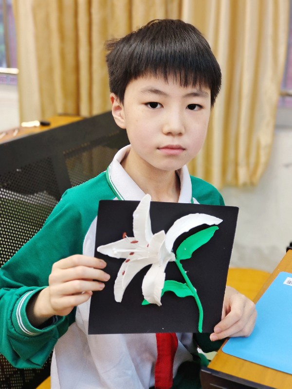 荔湾区龙津小学学生学习制作粘土百合花2.jpg