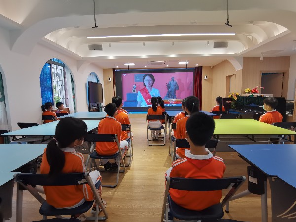 越秀区五羊小学学生观看英模题材藏品解说视频.jpg