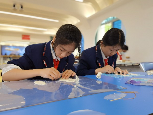 越秀区五羊小学学生学习制作粘土百合花.jpg