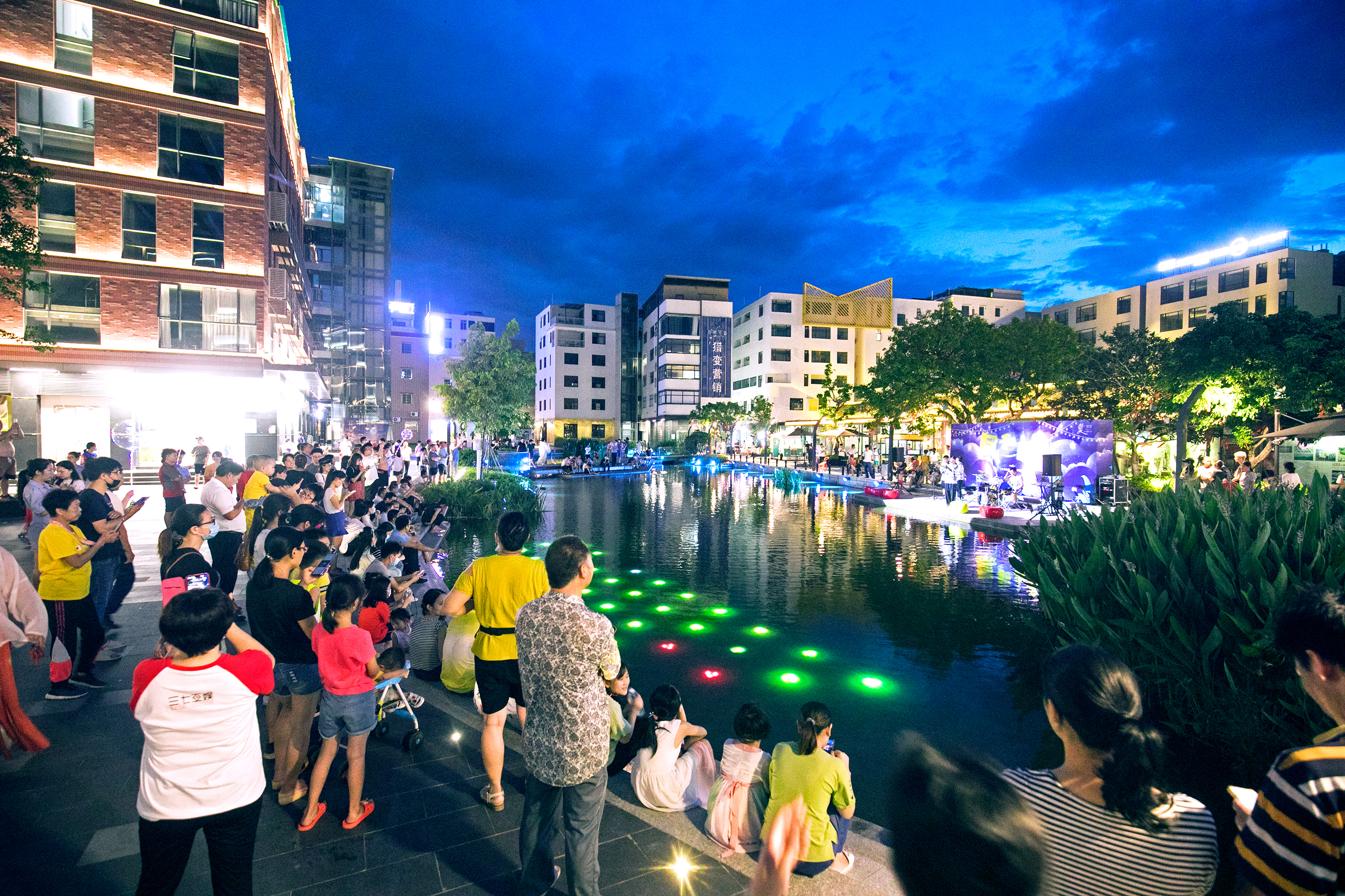 2-7.人和镇凤和村广州翼&middot;空港文旅小镇乐队表演现场图.png