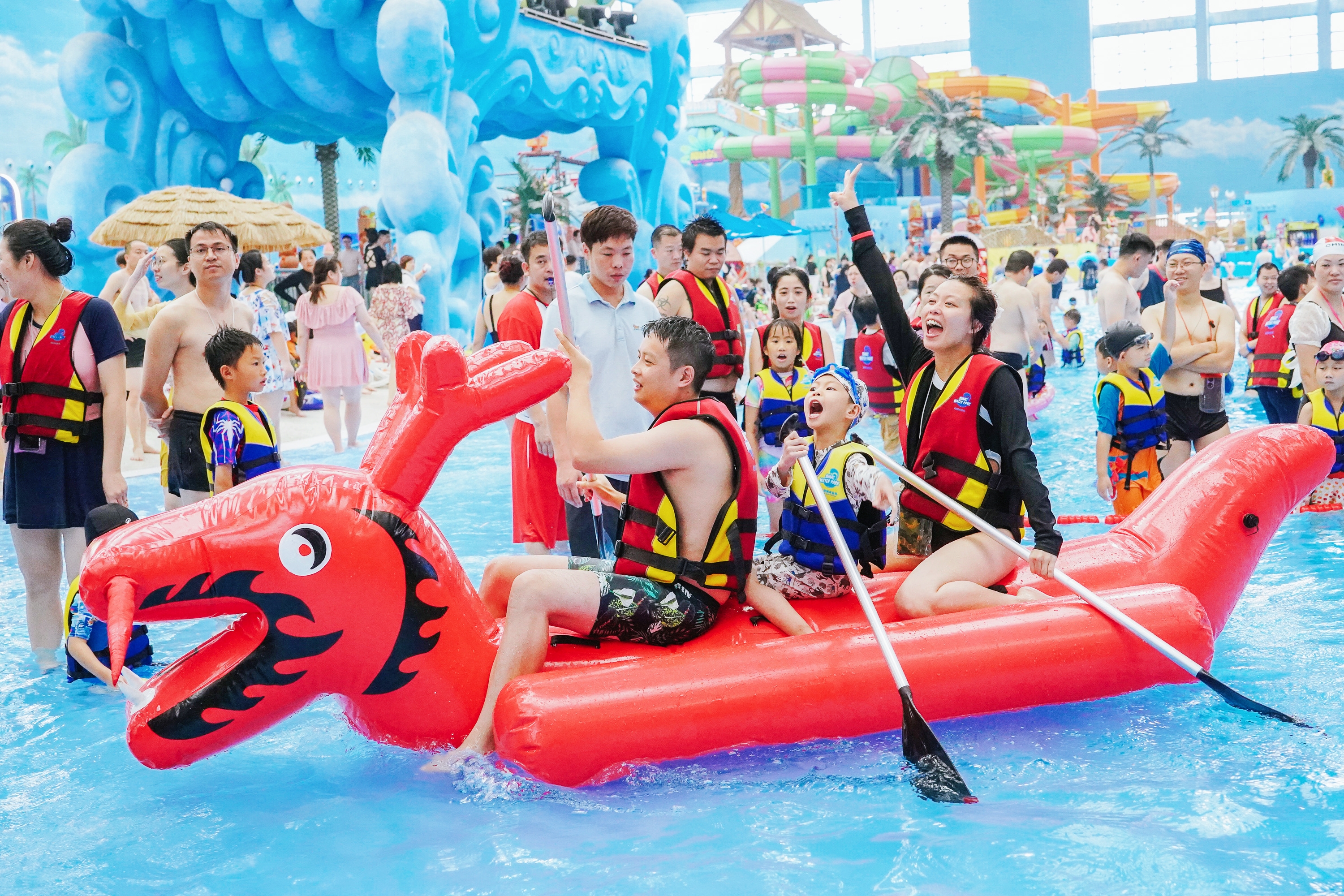 广州融创乐园举办趣味赛龙舟活动.jpg