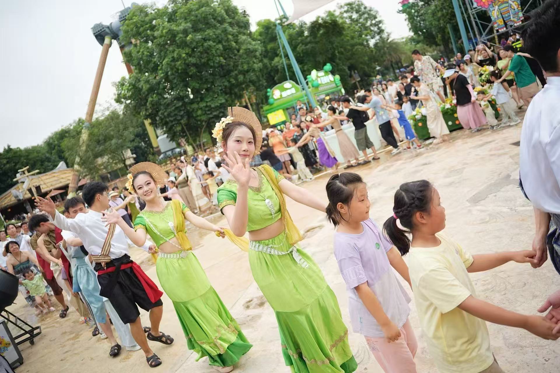 广州融创乐园开展傣族泼水巡游演艺和泼水节狂欢.jpg