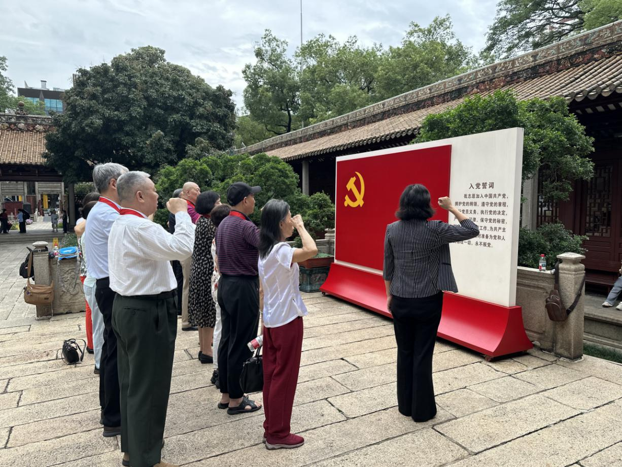 6月20日色色视频
举行2025年度“光荣在党50年”纪念章颁发仪式2.png