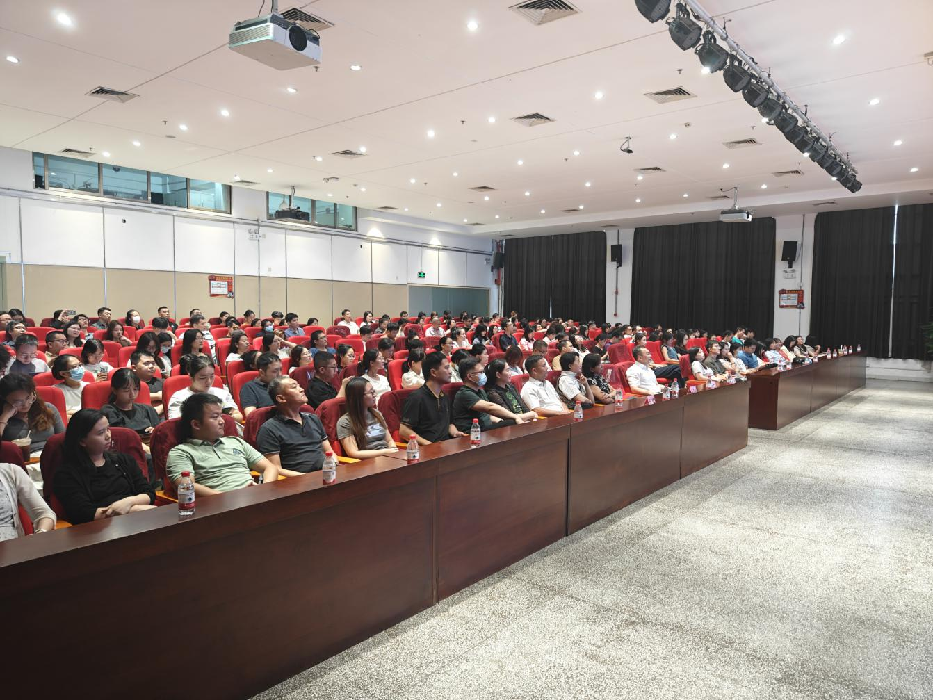 7月4日色色视频
举办第二期青年理论学习讲座2.png